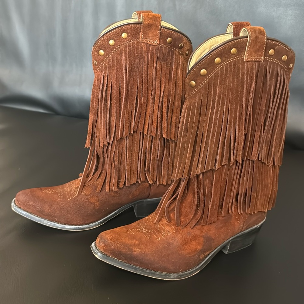 Girl’s used Smoky Mountain Boots. Size 4 1/2. Some water marks.